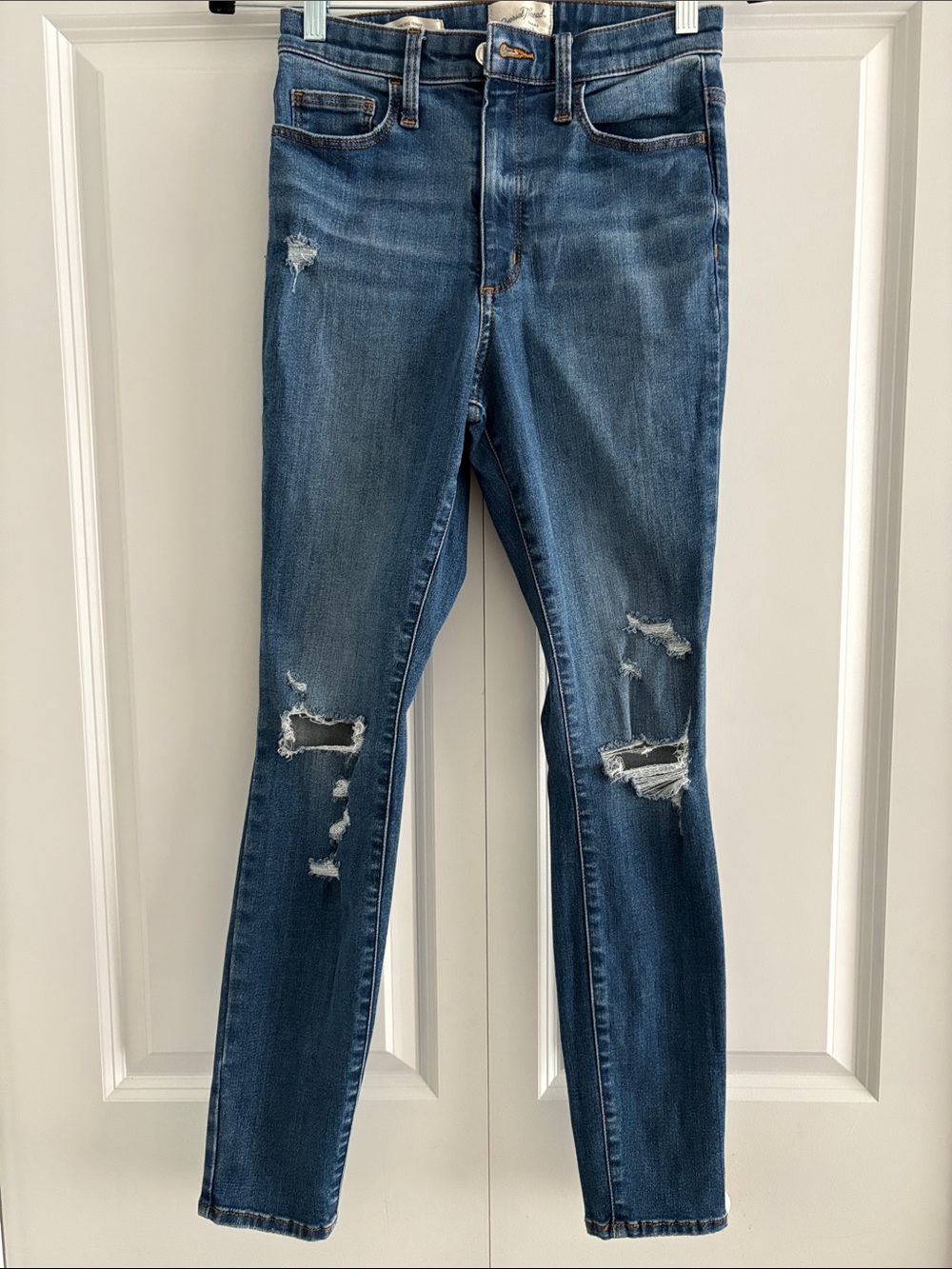 Universal thread high-rise skinny Jean Size 6R distressed- Medium Wash